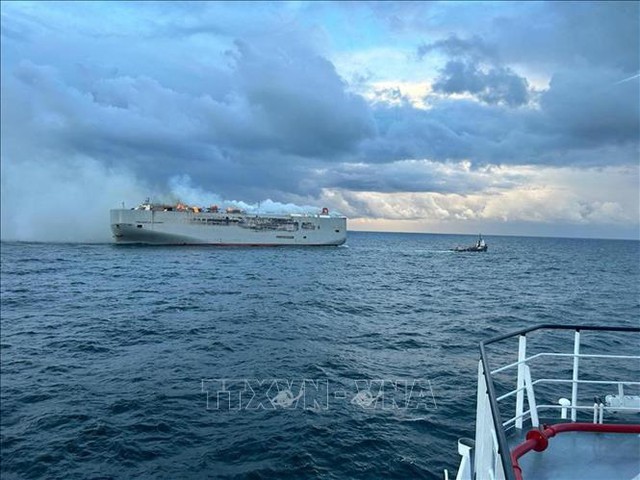 Tàu chở hàng bốc cháy ở ngoài khơi đảo Ameland, phía Bắc Hà Lan ngày 26/7/2023. Ảnh: AFP/TTXVN