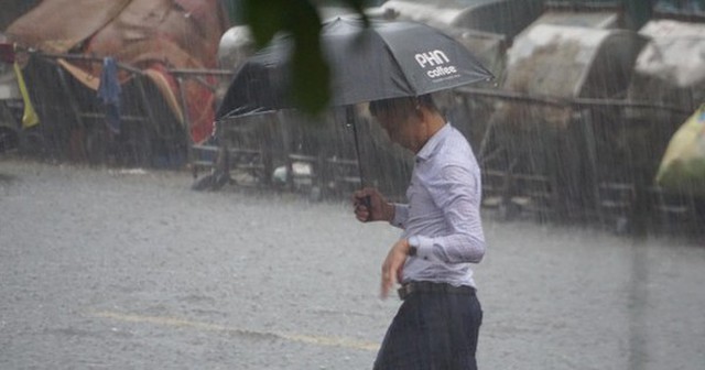 Mưa lớn bất ngờ ở Hà Nội khiến nhiều người trở tay không kịp, xe cộ "vật lộn" trong nước
