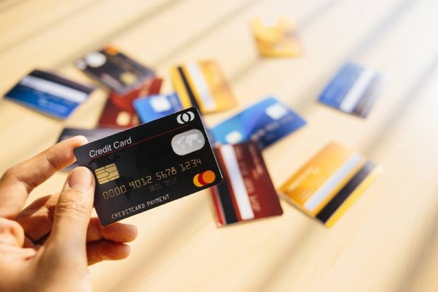 Vietcombank tăng phí dịch vụ thẻ, các ngân hàng khác thì đang áp dụng thế nào?