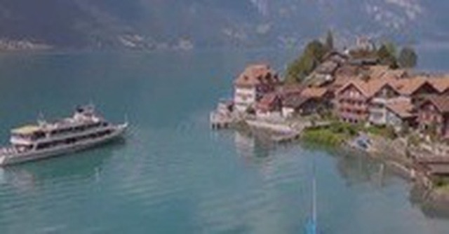 Một ngôi làng Thụy Sĩ bị xáo trộn bởi khách du lịch