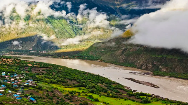 Đoạn sông Yarlung Tsangpo gần làng Tây Tạng.