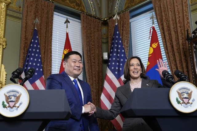 Thủ tướng Mông Cổ Luvsannamsrain Oyun-Erdene bắt tay Phó Tổng thống Mỹ Kamala Harris. Ảnh AP