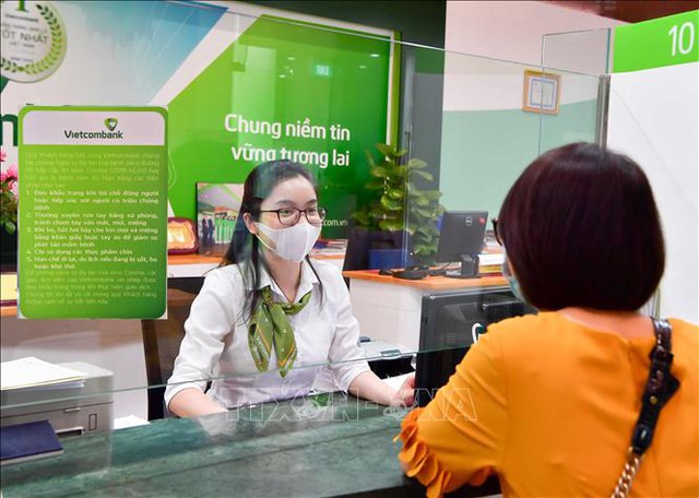 Khách hàng giao dịch tại Hội sở chính Vietcombank. Ảnh tư liệu: Trần Việt/TTXVN