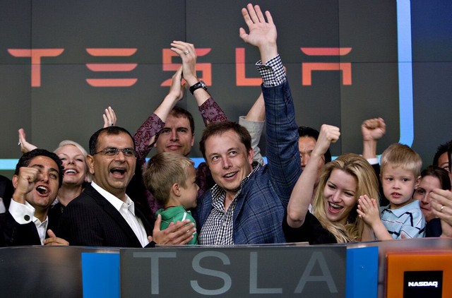 Elon Musk rung chuông tại Nasdaq trong sự kiện IPO năm 2010. Ảnh: Bloomberg.