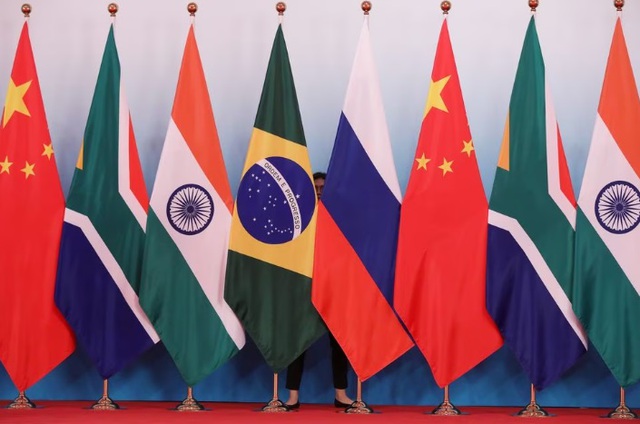 Quốc kỳ của Brazil, Nga, Trung Quốc, Nam Phi và Ấn Độ trong Hội nghị thượng đỉnh BRICS diễn ra ở Hạ Môn, tỉnh Phúc Kiến, đông nam Trung Quốc, tháng 9/2017. Ảnh: Reuters