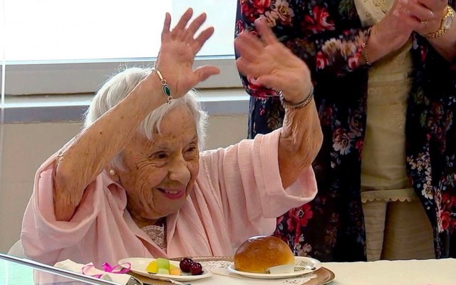 Được hỏi bí kíp sống lâu, cụ bà 107 tuổi bật mí: "Không đồ ngọt, không nước soda và không lấy chồng"