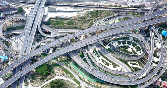 Thành phố kỳ lạ nhất thế giới: Hơn 13.000 cầu đan xen chồng lên nhau, ga tàu điện ngầm 94m dưới lòng đất, cần giải pháp công nghệ “ra tay”