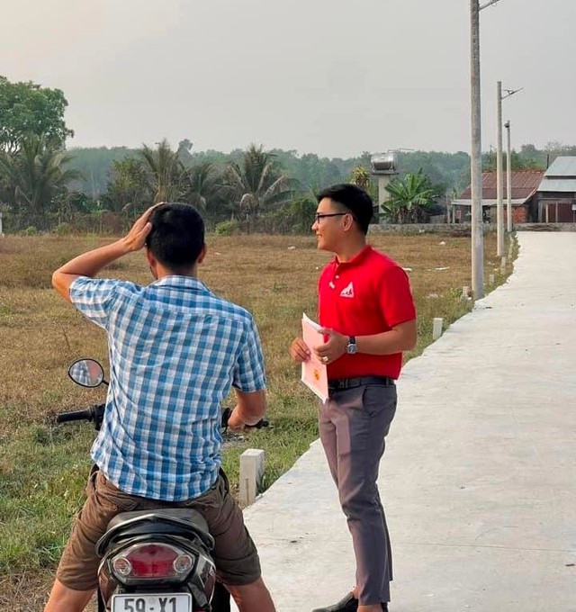 Nỗi khổ của môi giới bất động sản: Tư vấn cả tháng, chuẩn bị “chốt” giao dịch, gặp ngay hàng xóm khiến khách mua bỏ về