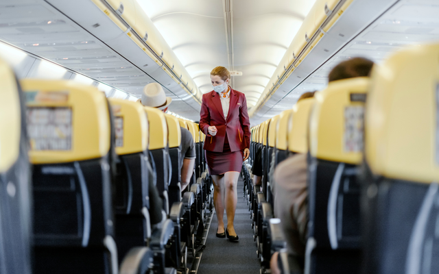 Tiếp viên tiết lộ 1 điều ít ai biết trên máy bay, nghe xong không bao giờ muốn cởi giày khi bay