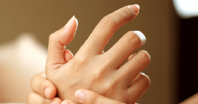 Bác sĩ cảnh báo trên móng tay có dấu hiệu này cần cẩn trọng với 5 loại bệnh, nên đi khám càng sớm càng tốt