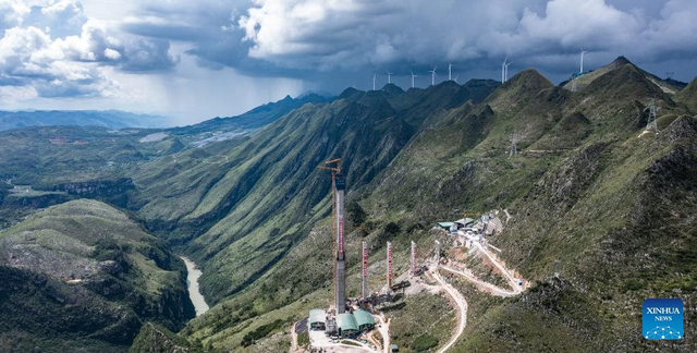 Trung Quốc sắp hoàn thiện cầu xuyên núi cao nhất thế giới: Nằm lơ lửng trên mây ở độ cao hơn 600 m, bắc ngang 2 vách núi cheo leo cực kỳ nguy hiểm