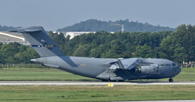 Cận cảnh siêu vận tải cơ C-17 Mỹ "mở bụng, nhả hàng" ở sân bay Nội Bài