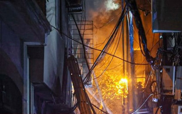Cháy chung cư mini ở Hà Nội: Thả thang dây nhảy từ tầng cao để thoát thân