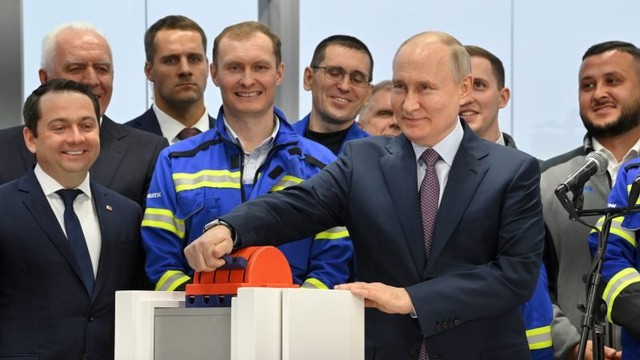 Tổng thống Nga Vladimir Putin tham dự buổi lễ bàn giao dây chuyền sản xuất khí tự nhiên hóa lỏng (LNG) đầu tiên trong khuôn khổ dự án LNG 2 Bắc Cực do Novatek điều hành. Ảnh: Sputnik