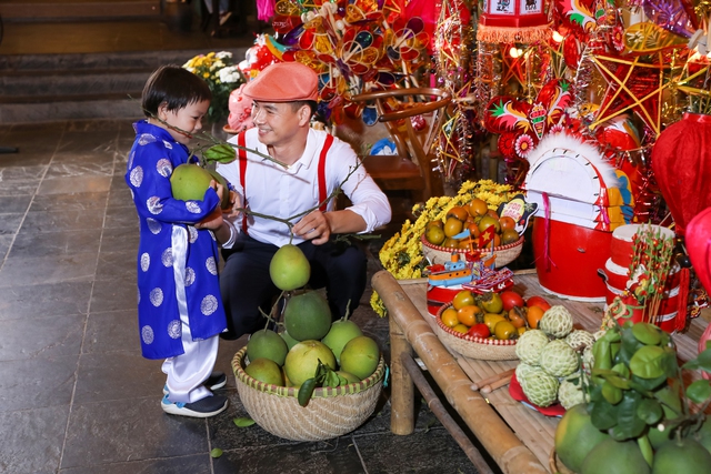 Một nhà hàng giữa Hà Nội sở hữu con đường lồng đèn dài “miên man”, 100% truyền thống: Thành nơi “phá cỗ” hấp dẫn nhất mùa trung thu - Ảnh 3.