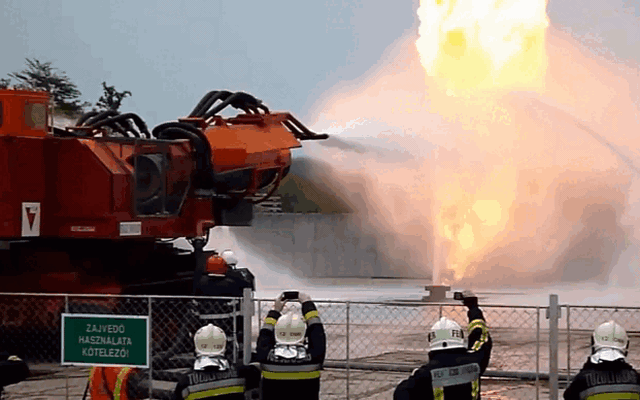 ‘Chiến thần’ xe cứu hỏa mạnh nhất thế giới: "Con lai" của xe tăng và máy bay phản lực, nước phun khỏi vòi nhanh hơn tốc độ âm thanh, ngọn lửa cao hơn 91 mét vẫn dập tắt dễ dàng