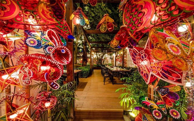 Một nhà hàng giữa Hà Nội sở hữu con đường lồng đèn dài “miên man”, 100% truyền thống: Thành nơi “phá cỗ” hấp dẫn nhất mùa trung thu