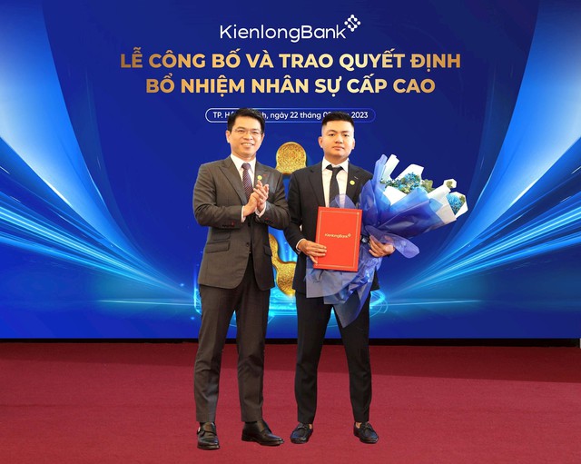 Ông Đỗ Văn Bắc (bên phải) nhận bổ nhiệm chức Phó Tổng Giám đốc