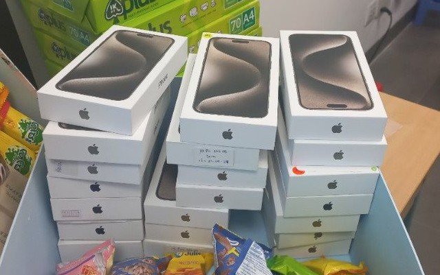 Hải quan Đà Nẵng tạm giữ lô hàng 20 iPhone 15 Pro Max, trị giá 700 triệu đồng