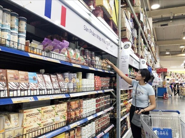 Khách hàng tìm mua hàng hóa nhập khẩu từ Pháp tại MM Mega Market An Phú, Thành phố Hồ Chí Minh. Ảnh minh họa: Mỹ Phương/TTXVN