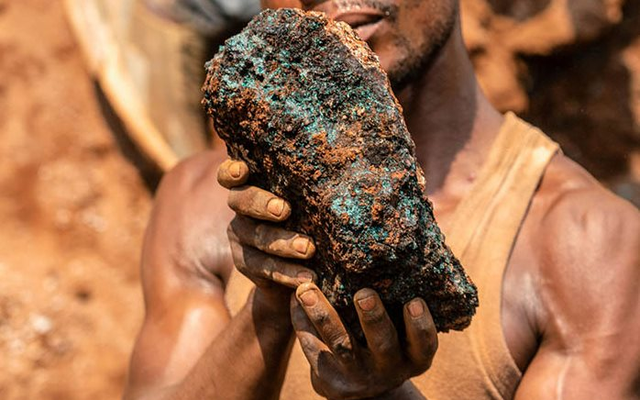 Một thợ khai thác thủ công, cầm một viên đá coban tại mỏ thủ công Shabara gần Kolwezi, Cộng hòa Dân chủ Congo, vào ngày 12/10/2022. Ảnh: JUNIOR KANNAH/AFP/Getty Images