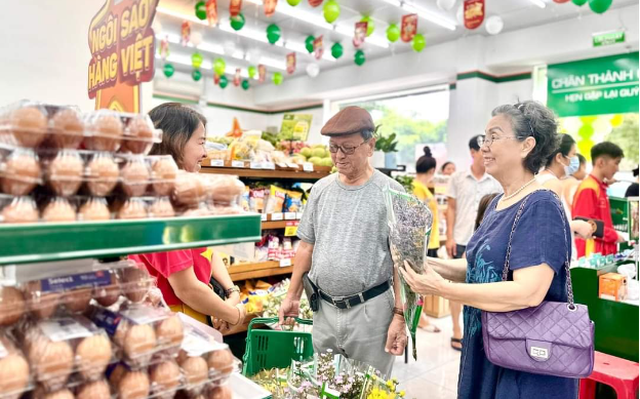 "Ngôi sao hàng Việt" khuyến mãi, tặng quà cho khách hàng khi mua sắm