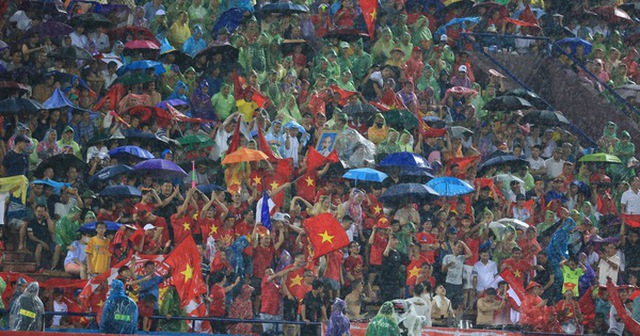 Hàng ngàn người hâm mộ đội mưa cổ vũ U23 Việt Nam thi đấu ở U23 châu Á