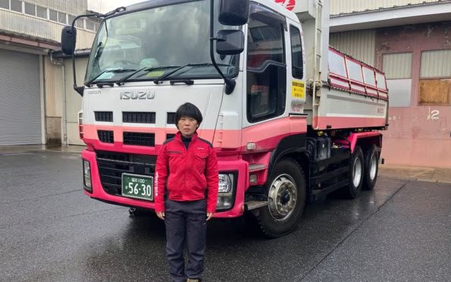Mayumi Watanabe bên cạnh chiếc xe tải tại một kho hàng ở tỉnh Fukui. (Ảnh: The Guardian)