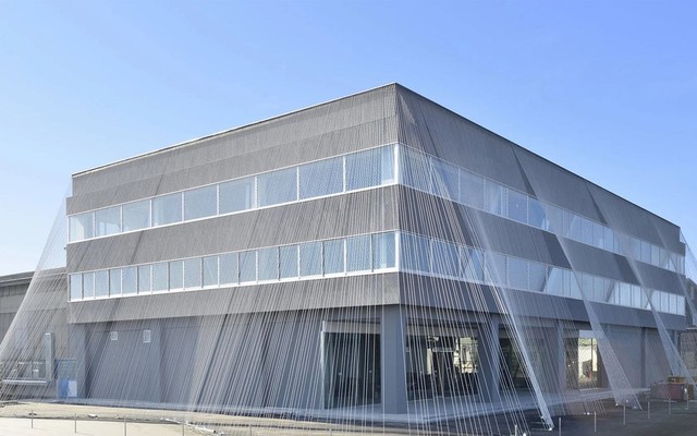 Tòa nhà do kiến trúc sư Kengo Kuma thiết kế với tấm màn bện bằng các thanh sợi carbon. Nguồn: CNN.