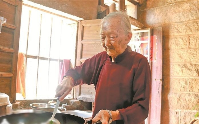 Cụ bà 103 tuổi vẫn khoẻ mạnh, minh mẫn nhờ 1 loại nước sẵn ở chợ Việt: Thêm 1 bài tập không phải đi bộ