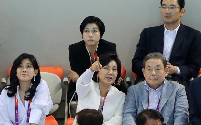 Lee Kun-hee (hàng ghế đầu bên phải) ngồi cùng vợ Hong Ra-hee và các con xem trận chung kết bơi 400 mét nam tại Thế vận hội Mùa hè London 2012. Ảnh: Yonhap
