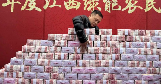 Cảnh phát thưởng cuối năm hoành tráng ở nông thôn Trung Quốc: Nông dân toàn nhận tiền tỷ, "núi tiền" ai thấy cũng ham