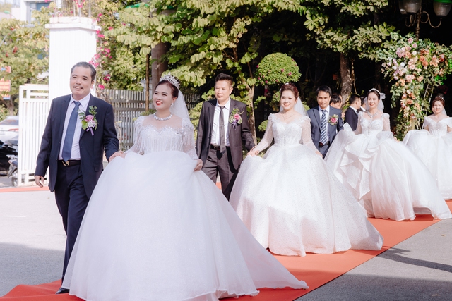 Lần đầu tiên 1 &quot;đám cưới đặc biệt&quot; diễn ra tại Điện Biên: Nhiều người đã có cả con lẫn cháu - Ảnh 1.