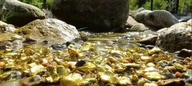 Xuất hiện “đá lạ lấp lánh màu vàng” mỗi khi mưa bão, một con suối bị phong tỏa, kho báu 400 năm tuổi được khai thác bằng công nghệ - Ảnh 1.