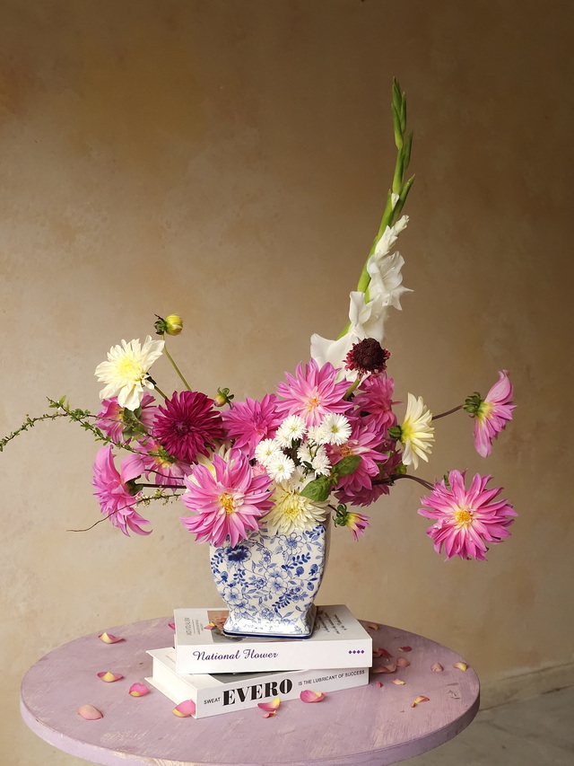 Mức giá từ 500 - 2 triệu đồng, giám đốc sáng tạo xưởng hoa gợi ý bình hoa siêu chất chơi Tết: Rực rỡ đầy sức sống chào năm mới ( - Ảnh 4.