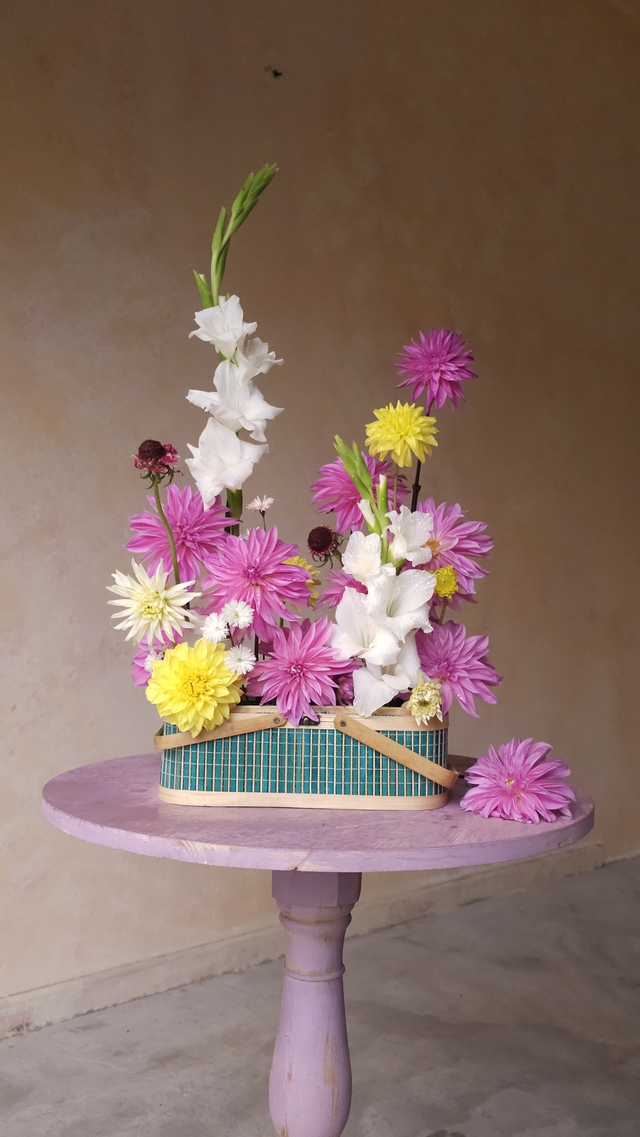 Mức giá từ 500 - 2 triệu đồng, giám đốc sáng tạo xưởng hoa gợi ý bình hoa siêu chất chơi Tết: Rực rỡ đầy sức sống chào năm mới ( - Ảnh 2.