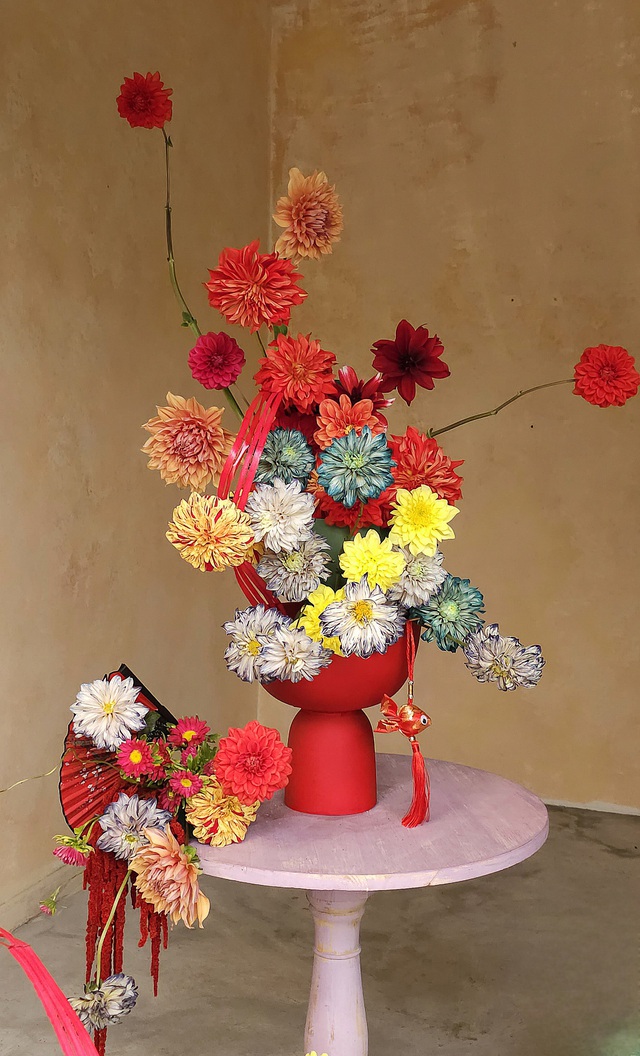Mức giá từ 500 - 2 triệu đồng, giám đốc sáng tạo xưởng hoa gợi ý bình hoa siêu chất chơi Tết: Rực rỡ đầy sức sống chào năm mới - Ảnh 2.