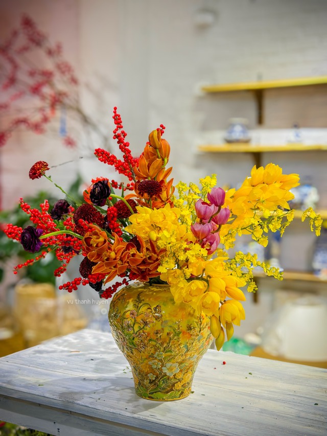 Mức giá từ 500 - 2 triệu đồng, giám đốc sáng tạo xưởng hoa gợi ý bình hoa siêu chất chơi Tết: Rực rỡ đầy sức sống chào năm mới - Ảnh 13.