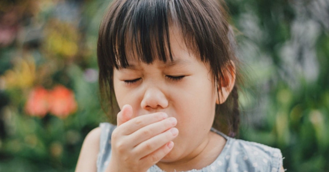 Trẻ thường xuyên hắng giọng có thể mắc 2 căn bệnh này, nhiều cha mẹ không biết