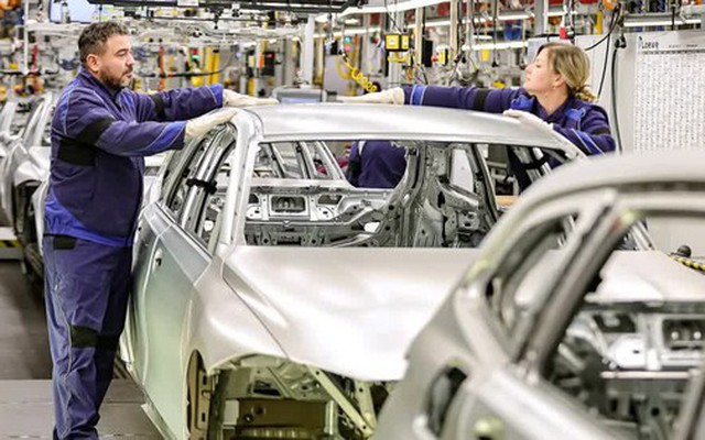 Một nhà máy BMW ở Munich vào tháng 12/2023. Lĩnh vực sản xuất đang gặp khó khăn ở Đức là lực cản đối với tăng trưởng kinh tế. Ảnh: Leonhard Simon/Getty Images