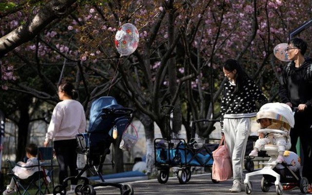 Dân số Trung Quốc tiếp tục giảm dù nhiều biện pháp khuyến khích sinh đẻ đã được triển khai. (Ảnh: Reuters)