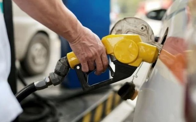 Giá xăng dầu đồng loạt tăng, RON95 vượt 22.000 đồng/lít