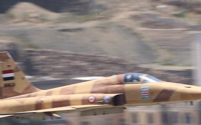 Máy bay chiến đấu F-5 bất ngờ xuất hiện trên bầu trời trong cuộc duyệt binh của Houthi ở thủ đô Sanaa của Yemen vào tháng 9 năm ngoái. Ảnh: Saba
