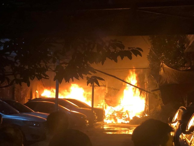 Cháy lớn tại một bãi giữ xe ôtô trong đêm - Ảnh 2.