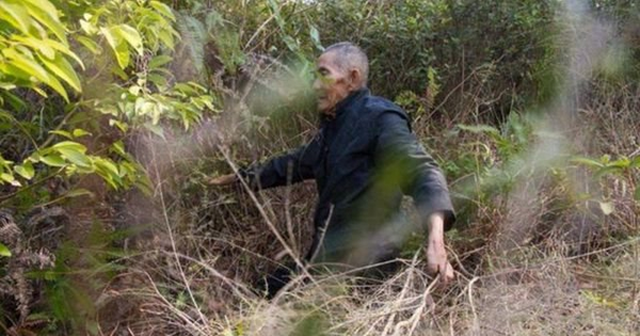Lão nông lên núi phát hiện 1 con vật "đen sì" kỳ lạ, cảnh sát lập tức phong tỏa cả ngôi làng