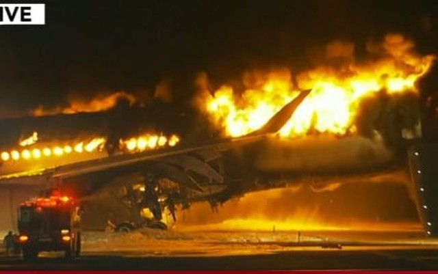 Máy bay Nhật Bản chở gần 400 hành khách bốc cháy dữ dội
