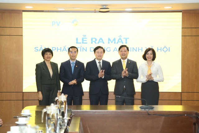 Ngân hàng đầu tiên tại Việt Nam triển khai tín dụng an sinh xã hội dành cho khách hàng có nhu cầu tiếp tục đóng BHXH - Ảnh 2.
