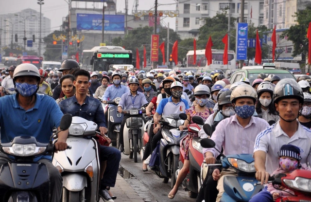 Bất lợi cho Việt Nam khi một nhóm người đang là “gánh đỡ” của nền kinh tế, trong bối cảnh nước ta sẽ bước vào thời kỳ dân số siêu già năm 2056 - Ảnh 1.