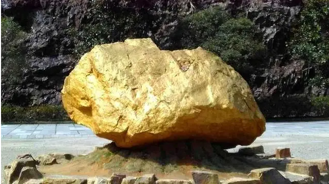 Phát hiện ‘đá lạ óng ánh sắc vàng’ nặng 90 tấn, công viên 3.360ha bị phong tỏa, kho báu 1.000 năm tuổi được đưa lên mặt đất bằng công nghệ - Ảnh 1.
