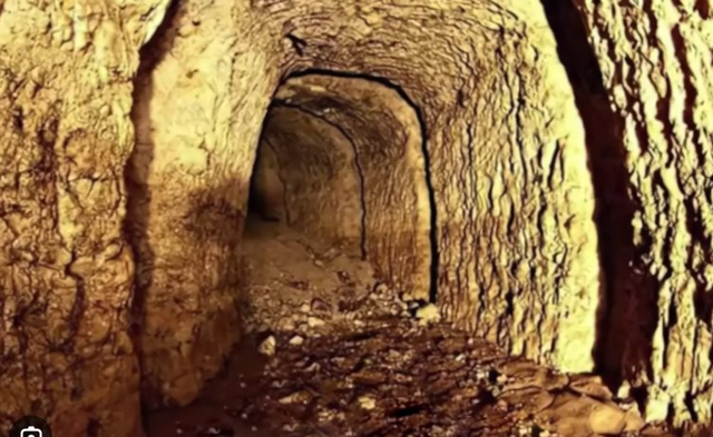 Đội công nhân đào được hang sâu không đáy, nghi là nơi "giấu báu vật cổ xưa", chuyên gia lập tức phong tỏa hiện trường